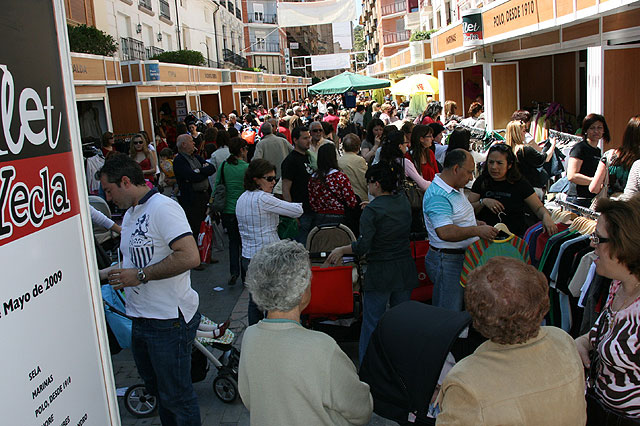 36 establecimientos participan en la I Feria Outlet de Yecla - 1, Foto 1