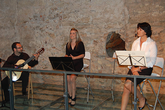 Gran asistencia de pblico en el Recital potico-cantado celebrado en el Museo Arqueolgico de los Baños, Foto 1