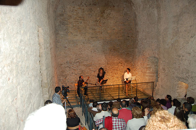 Gran asistencia de pblico en el Recital potico-cantado celebrado en el Museo Arqueolgico de los Baños, Foto 2