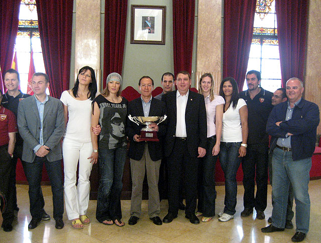 El Alcalde recibe al CAV Murcia 2005, cuyas victorias le han llevado por novena vez al Ayuntamiento para celebrar un triunfo deportivo - 1, Foto 1