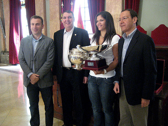 El Alcalde recibe al CAV Murcia 2005, cuyas victorias le han llevado por novena vez al Ayuntamiento para celebrar un triunfo deportivo - 2, Foto 2