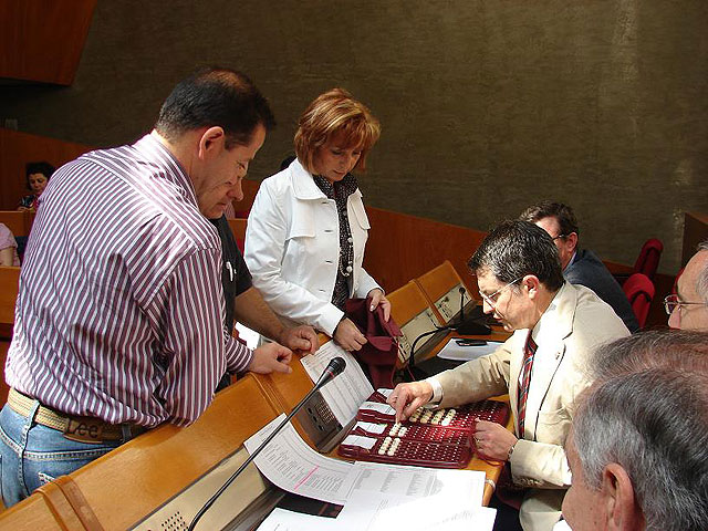 El Pleno del Ayuntamiento de Lorca designa a 945 ciudadanos como presidentes, vocales y sustitutos de las 106 mesas electorales para el 7 de junio - 1, Foto 1