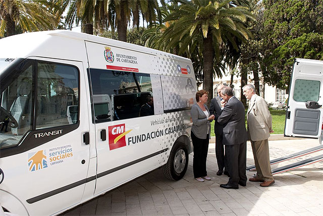 El Ayuntamiento adquiere dos nuevos vehículos adaptados donados por Caja Murcia - 1, Foto 1