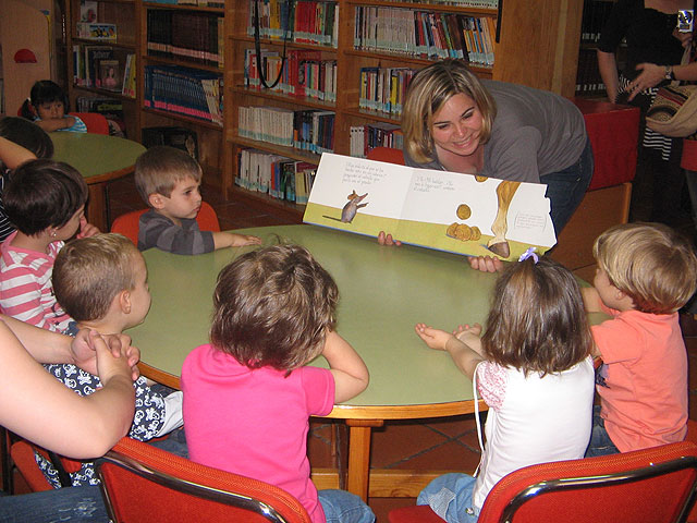 Los alumnos de la Escuela Municipal Infantil “Carmen Baró”  visitan la biblioteca municipal y disfrutan con un cuentacuentos, Foto 2