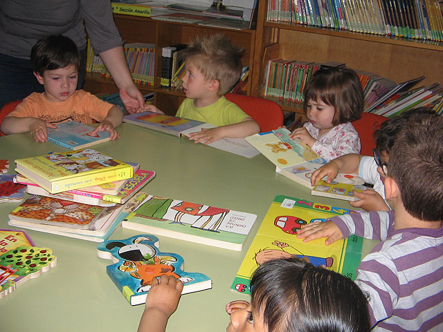 Los alumnos de la Escuela Municipal Infantil “Carmen Baró”  visitan la biblioteca municipal y disfrutan con un cuentacuentos, Foto 3