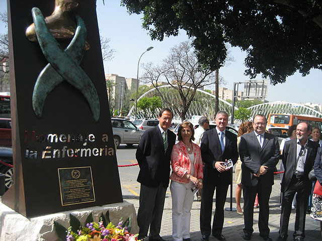 Una escultura de “Homenaje a la Enfermería” preside desde hoy el acceso al Hospital Reina Sofía - 1, Foto 1