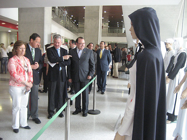 Una escultura de “Homenaje a la Enfermería” preside desde hoy el acceso al Hospital Reina Sofía - 2, Foto 2
