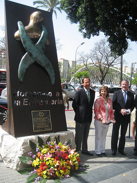 Una escultura de “Homenaje a la Enfermería” preside desde hoy el acceso al Hospital Reina Sofía - 3, Foto 3