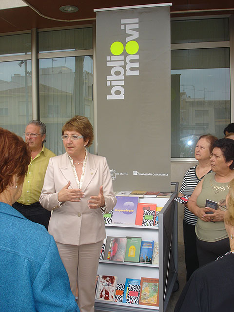Asociaciones locales y hogares de mayores serán los beneficiarios del nuevo bibliomóvil con el que cuenta la biblioteca municipal - 1, Foto 1