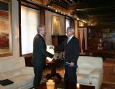El presidente de la Comunidad recibe al alcalde de Abarn, Antonio E. Gmez