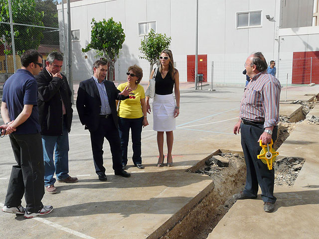 Los concejales de Obras y Educación de  Molina de Segura visitan los colegios Gregorio Miñano y Maestro Francisco Martínez Bernal donde se llevan a cabo obras del Fondo de Inversión Local para el Empleo - 1, Foto 1