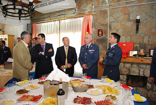 Autoridades municipales visitan las instalaciones del Escuadrón de Vigilancia Aérea Nº 13 de Sierra Espuña, Foto 3