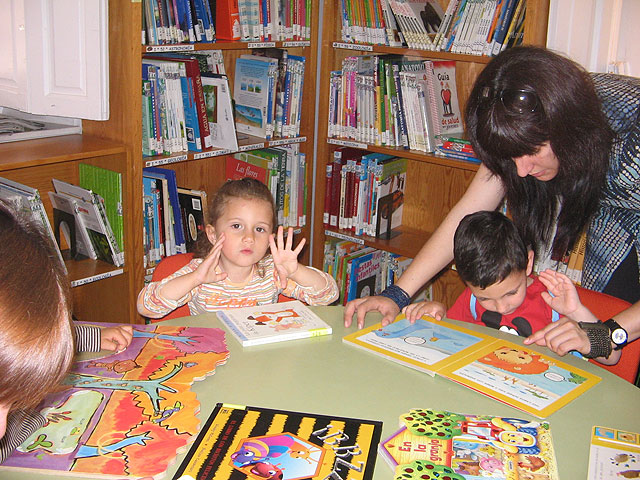 Los alumnos del Punto de Atención a la Infancia “Doña Pepita López Gandía”  visitan la biblioteca municipal y disfrutan de cuentacuentos, Foto 1