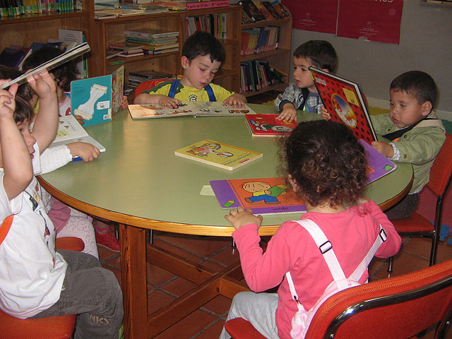 Los alumnos del Punto de Atención a la Infancia “Doña Pepita López Gandía”  visitan la biblioteca municipal y disfrutan de cuentacuentos - 3, Foto 3