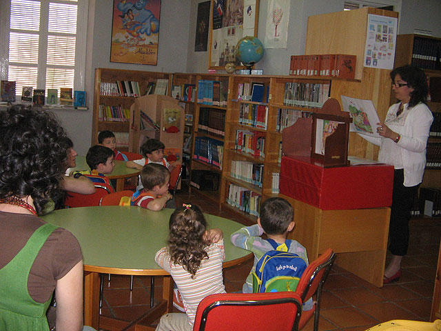 Los alumnos del Punto de Atención a la Infancia “Doña Pepita López Gandía”  visitan la biblioteca municipal y disfrutan de cuentacuentos, Foto 4