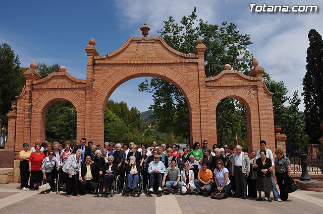 Autoridades municipales asisten a una convivencia celebrada La Santa - 46