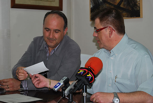 El Ayuntamiento entrega a la Junta de Cofradas 48.000 euros para sufragar los gastos de la Semana Santa, Foto 2