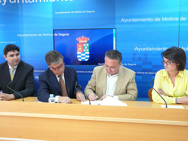 El Ayuntamiento de Molina de Segura firma un convenio con la Fundación Cajamurcia que permitirá mejorar el acceso de las asociaciones de vecinos a los servicios informáticos y a internet - 1, Foto 1