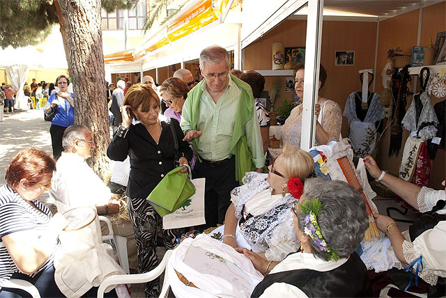 Gran afluencia de público en la inauguración de la Feria de Mayores - 2, Foto 2