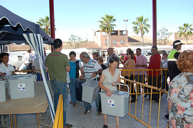Repartidos los Últimos 400 Contenedores Compartimentados en el Mercado del Barrio del Carmen - 1, Foto 1