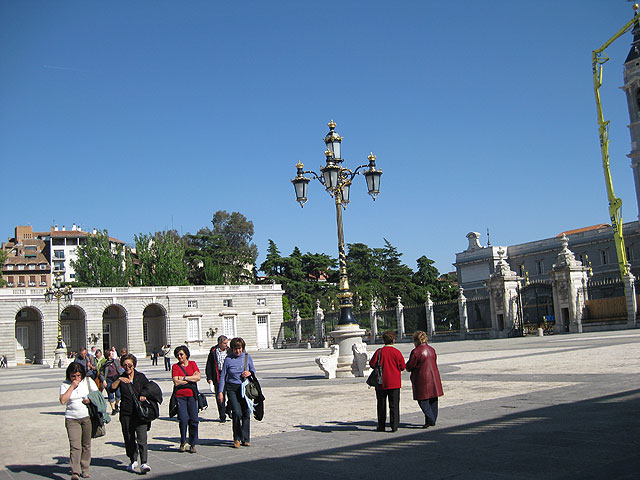 Medio centenar de socios del Centro Municipal de Personas Mayores viajan a Madrid para participar en el programa “Saber Vivir” - 12