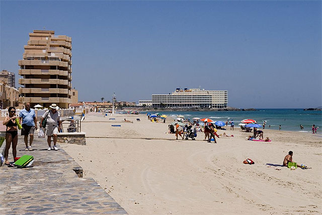 El Instituto del Litoral refuerza su personal de mantenimiento en playas - 1, Foto 1