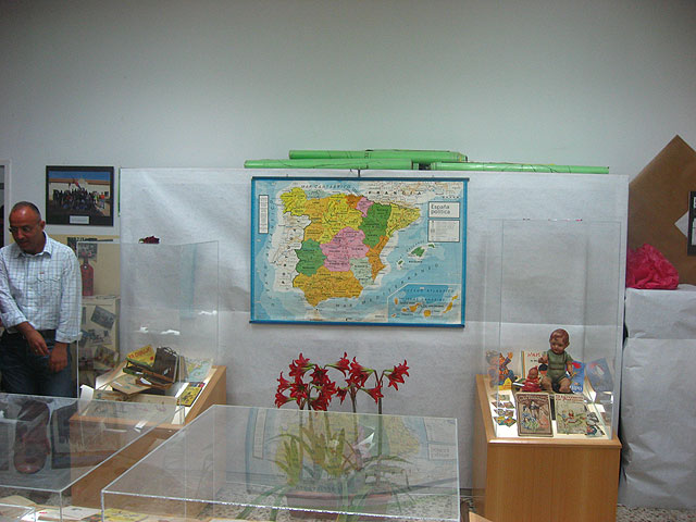 Se presenta un libro conmemorativo del 75 aniversario del Colegio de Los Meroños de Torre Pacheco - 1, Foto 1