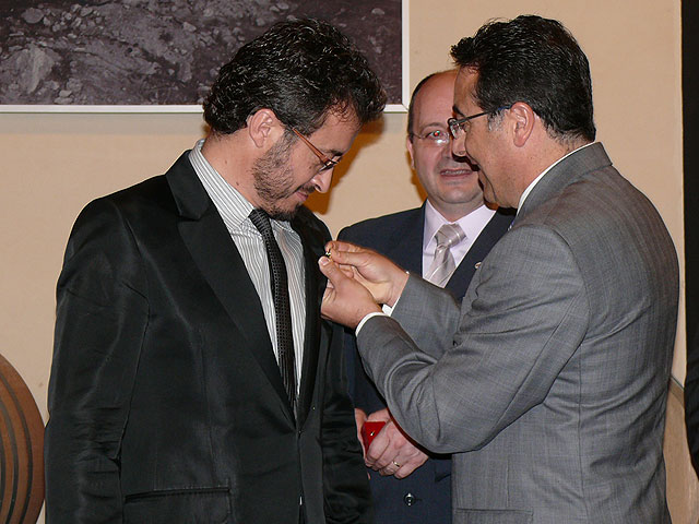 Con la entrega de la insignia de oro a Roque Baños, ha comenzado el II ciclo ‘Música entre Vinos’ - 1, Foto 1