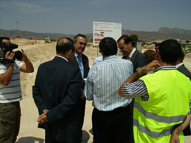 El delegado del Gobierno y el Alcalde de Fortuna visitan las obras del Fondo Estatal de Inversión Local para el acondicionamiento y urbanización de una parcela de Equipamientos Públicos - 1, Foto 1