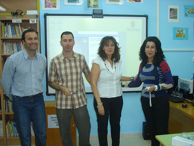 El AMPA del colegio Fulgencio Ruiz entrega al centro una pizarra interactiva - 1, Foto 1