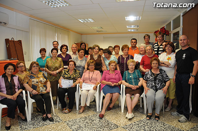 Entregan los diplomas del curso sobre violencia de género a más de una veintena de miembros de la Asociación de Amas de Casa, Usuarios y Consumidores “Las Tres Avemarías” - 1, Foto 1