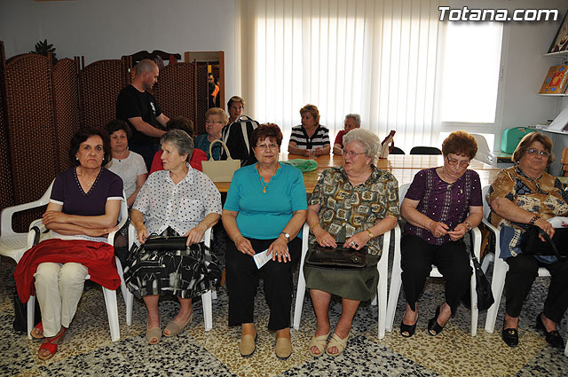 Entregan los diplomas del curso sobre violencia de gnero a ms de una veintena de miembros de la Asociacin de Amas de Casa, Usuarios y Consumidores “Las Tres Avemaras” - 2