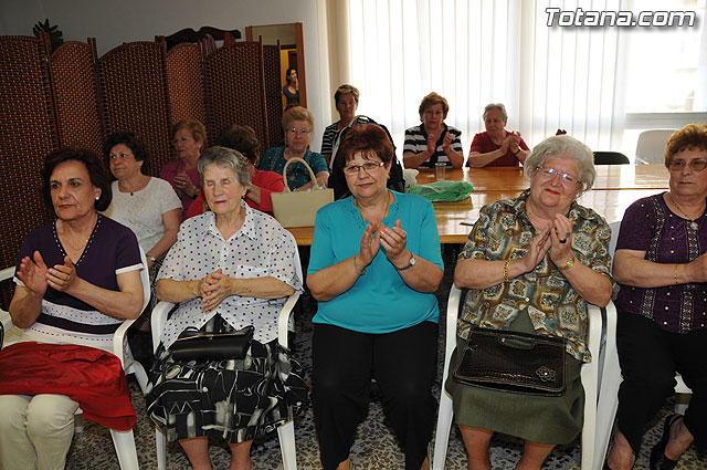 Entregan los diplomas del curso sobre violencia de gnero a ms de una veintena de miembros de la Asociacin de Amas de Casa, Usuarios y Consumidores “Las Tres Avemaras” - 8