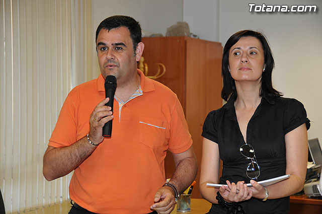 Entregan los diplomas del curso sobre violencia de gnero a ms de una veintena de miembros de la Asociacin de Amas de Casa, Usuarios y Consumidores “Las Tres Avemaras” - 10