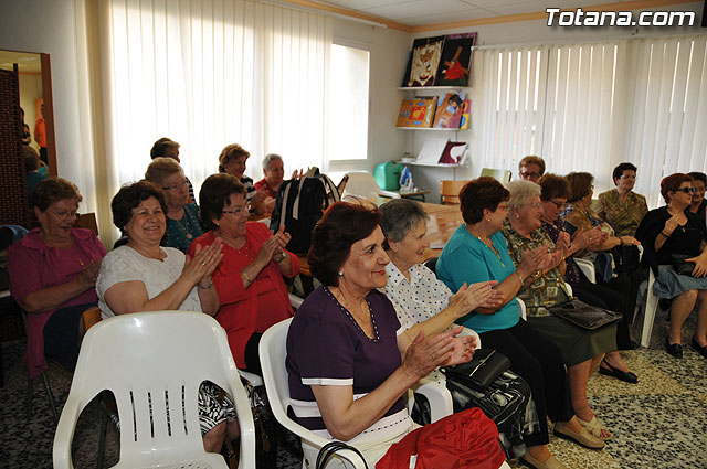Entregan los diplomas del curso sobre violencia de gnero a ms de una veintena de miembros de la Asociacin de Amas de Casa, Usuarios y Consumidores “Las Tres Avemaras” - 11