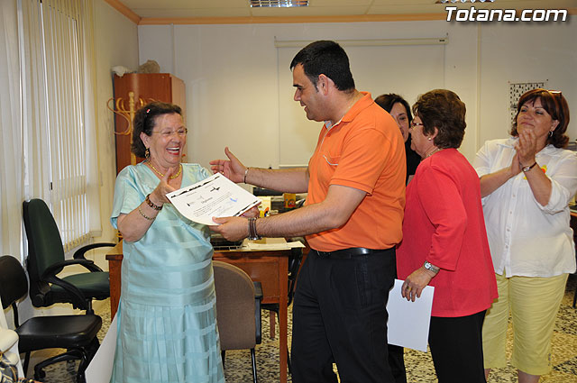 Entregan los diplomas del curso sobre violencia de gnero a ms de una veintena de miembros de la Asociacin de Amas de Casa, Usuarios y Consumidores “Las Tres Avemaras” - 12