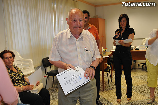 Entregan los diplomas del curso sobre violencia de gnero a ms de una veintena de miembros de la Asociacin de Amas de Casa, Usuarios y Consumidores “Las Tres Avemaras” - 14