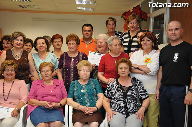 Entregan los diplomas del curso sobre violencia de gnero a ms de una veintena de miembros de la Asociacin de Amas de Casa, Usuarios y Consumidores “Las Tres Avemaras” - 17