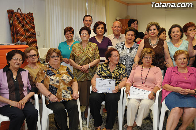 Entregan los diplomas del curso sobre violencia de gnero a ms de una veintena de miembros de la Asociacin de Amas de Casa, Usuarios y Consumidores “Las Tres Avemaras” - 19