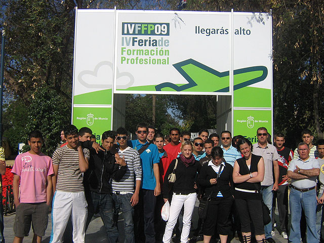 Los alumnos y profesionales de la Escuela Taller “Casa de las Monjas I” visitan la “IV Feria de Formación Profesional de la Región de Murcia” - 1, Foto 1