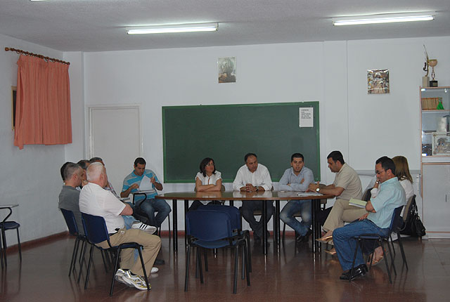 The mayor and members of the government team held a working meeting with representatives of the neighborhood councils of San Francisco, El Parral and The Ramblica, Foto 1