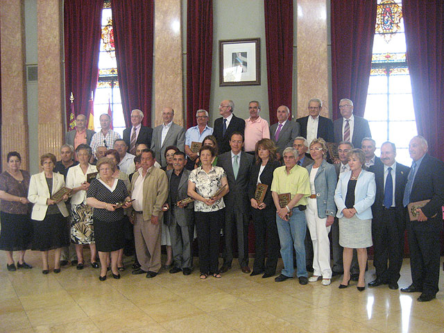 El Alcalde agrade su “esfuerzo y dedicación a Murcia” a los 40 funcionarios jubilados este año - 1, Foto 1
