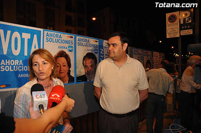 Representantes políticos y afiliados del PP dan el pistoletazo de salida a las elecciones al Parlamento Europeo con la pegada de carteles en Totana - 1, Foto 1