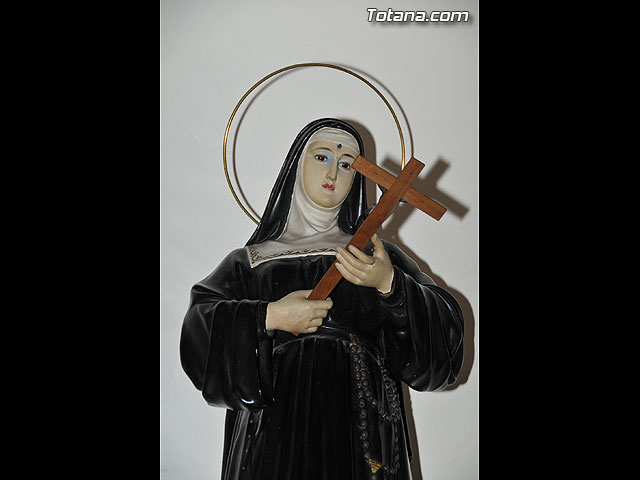 Autoridades municipales y trabajadores del Ayuntamiento realizan una ofrenda floral a su patrona Santa Rita en la iglesia parroquial de Santiago - 1