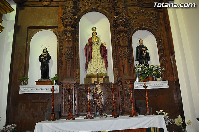 Autoridades municipales y trabajadores del Ayuntamiento realizan una ofrenda floral a su patrona Santa Rita en la iglesia parroquial de Santiago - 2