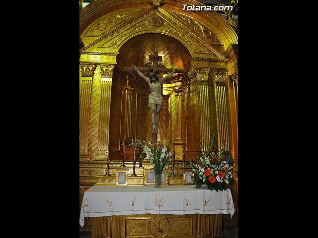 Autoridades municipales y trabajadores del Ayuntamiento realizan una ofrenda floral a su patrona Santa Rita en la iglesia parroquial de Santiago - 3