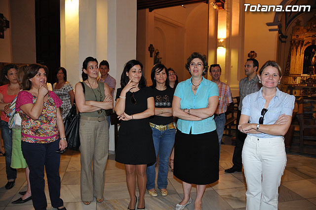 Autoridades municipales y trabajadores del Ayuntamiento realizan una ofrenda floral a su patrona Santa Rita en la iglesia parroquial de Santiago - 5