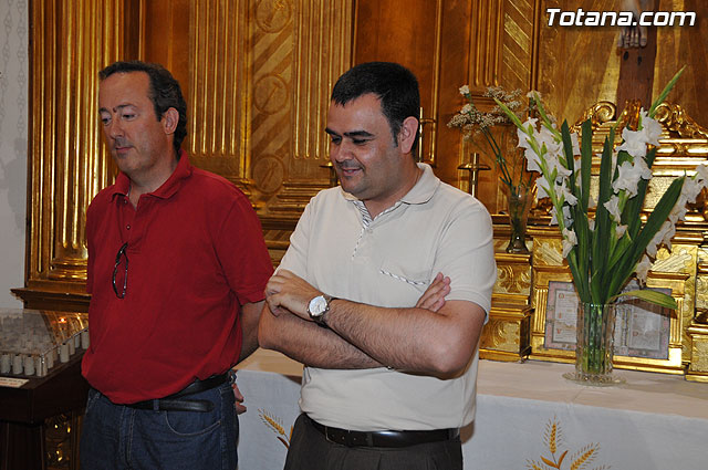 Autoridades municipales y trabajadores del Ayuntamiento realizan una ofrenda floral a su patrona Santa Rita en la iglesia parroquial de Santiago - 6