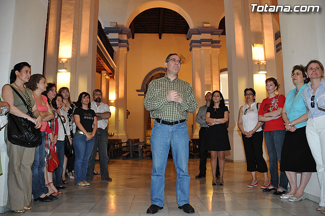 Autoridades municipales y trabajadores del Ayuntamiento realizan una ofrenda floral a su patrona Santa Rita en la iglesia parroquial de Santiago - 7