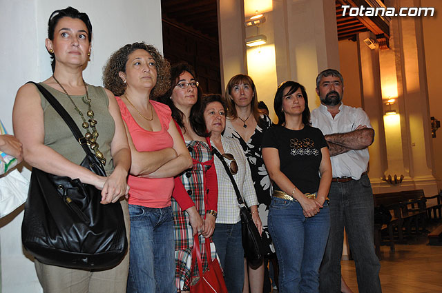 Autoridades municipales y trabajadores del Ayuntamiento realizan una ofrenda floral a su patrona Santa Rita en la iglesia parroquial de Santiago - 9